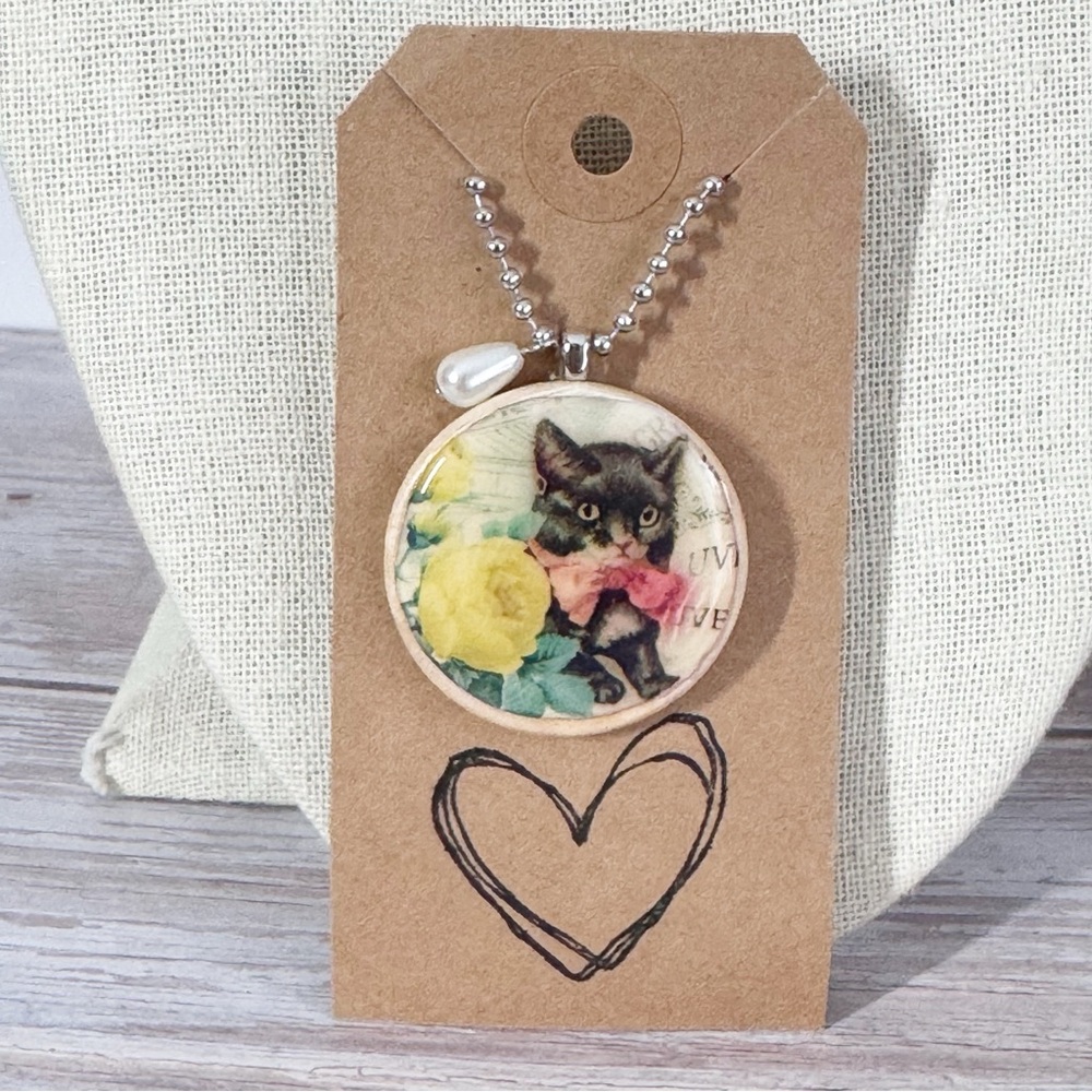 Round wood dimensional artisan cat pendant necklace 
22” stainless steel